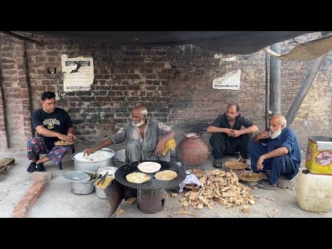 Desi Saag Paratha in Lahore | Lahore Cheapest Saag Paratha Street Food Nashta | Saag Aloo Paratha