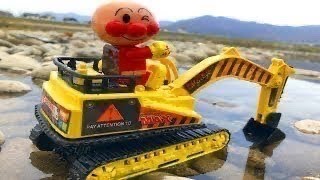 はたらくくるま アンパンマン アニメ ショベルカーで砂遊び♪