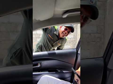 FELICITANDO LA DESENCIA DE ESTE POLICIA