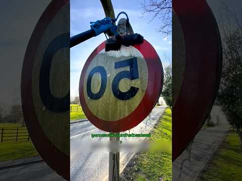 พ่อกำลังทำอะไรกับป้ายอยู่ 🤔