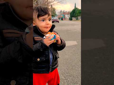 #حزين طفل يفعل المستحيل من اجل طفل صغير السن فيديو مؤثر جدا