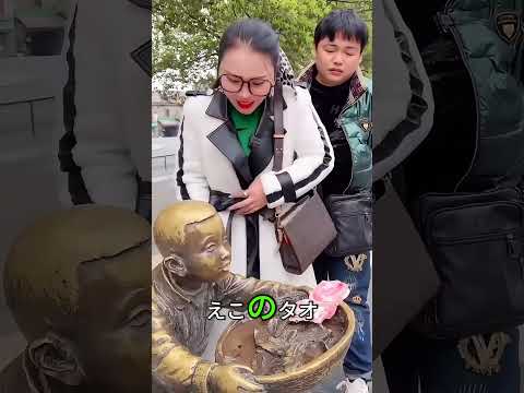 なぜあの彫刻にお金をあげるの？ 🎨💰
