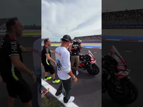 Vale festeggia la vittoria del Bez! #valentinorossi #bezzecchi #bez #motogp #misano #46 #vr46