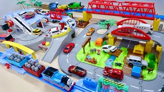 プラレールトーマス&パーシーとミニカー☆トミカタウンぐるぐるバスタウンと立体駐車場! 大きな鉄橋と踏切コース