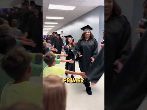 ¿Por qué la graduada rompió a llorar al pasar frente a los pequeños?! #shorts