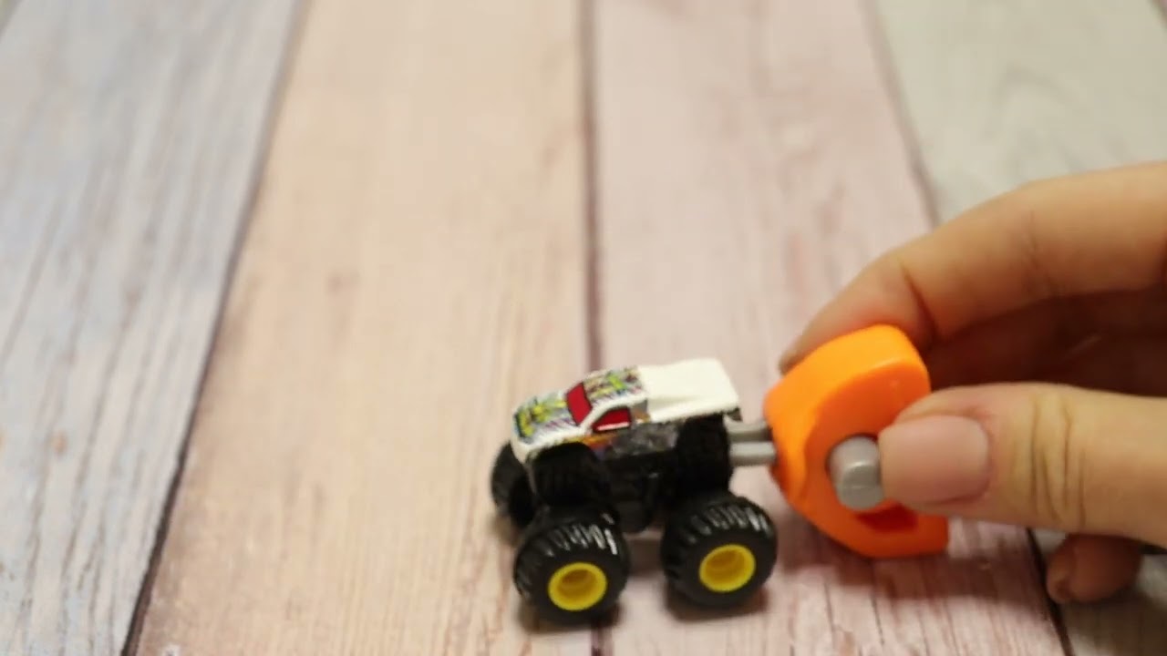 Машина Hot Wheels Monster Trucks с заводным механизмом в ассортименте - видео