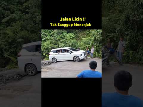 Mobil Terselip di tanjakan licin