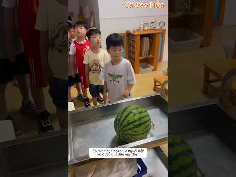 Cậu bé học sinh dùng tay đập nát quả dưa hấu #shorts