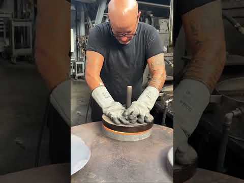Ce chauve fabrique une assiette à 1 000 000$ en quelques minutes !