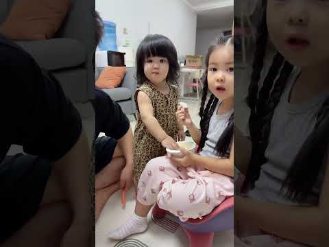 看来老二情商确实高一些😂妹妹已经学会喂给爸爸吃了姐姐还在往自己嘴里炫😂#人类幼崽 #骗你生女儿