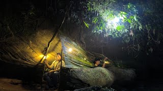 Camping hujan deras // tidur di pondok tersembunyi antara batu dan kayu besar berumur ratusan tahun