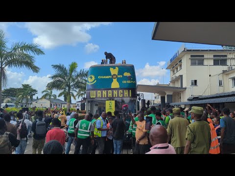 🔴LIVE_Tazama KUFURU Matukio Mazito Airport Wachezaji Wa Yanga Kwenye BASI LA PARADE