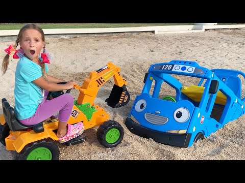 Sofia rescue a little bus that got stuck in the sand