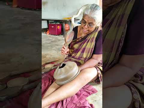 பாரம்பரிய முறையில் மண்சட்டி தட்டும் அம்மா #shorts #ytshorts #shortvideo #trendingshorts