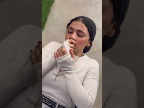 عامل في كافيه يحاول انقاذ الفتاه 😱