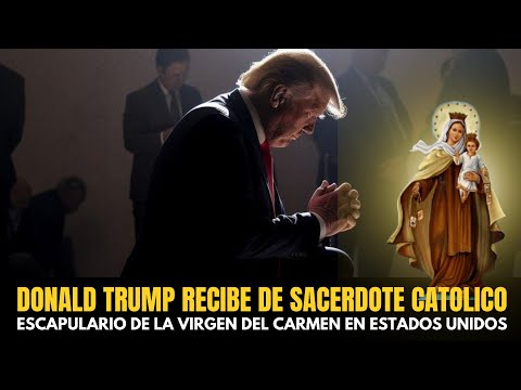 Sacerdote catolico entrega escapulario marron de la Virgen del Carmen a Donald Trump