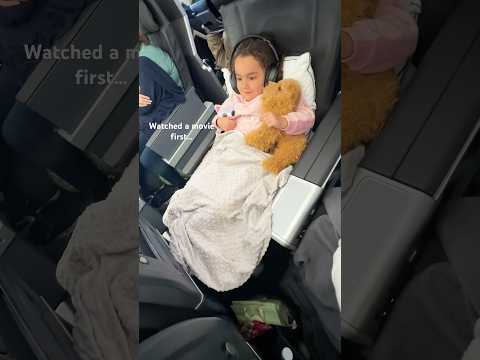 This inflatable bed for airplanes has saved my life so many times. 🔗 in the comments 💕#travelfind