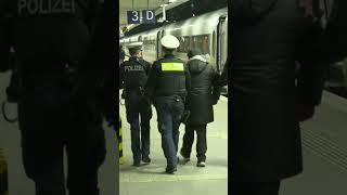 Polizeikontrolle nach Schwarzfahren endet in Verhaftung | stern TV