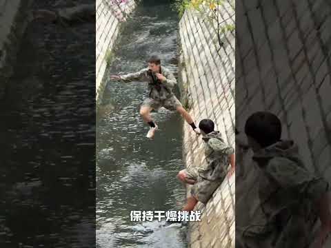 नाले को बिना गिरे आदमी पार कर लेता है