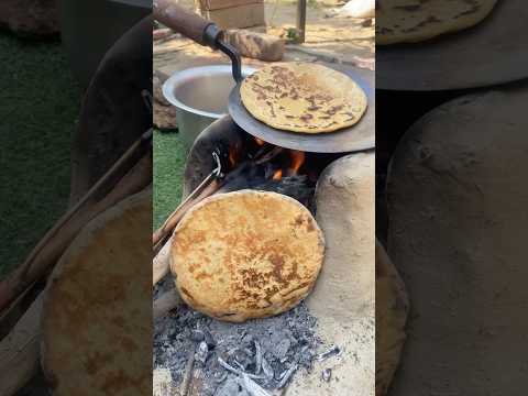 Besan ke Chulhe wali Roti😋#shorts #oyeitsneha #youtubeshorts #chulhekakhana #villagelife #cooking