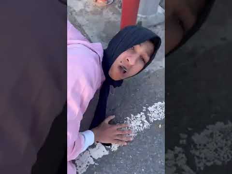 واحد لمرا طايحة فزنقة عتقوها اخوتي 😓😰😭