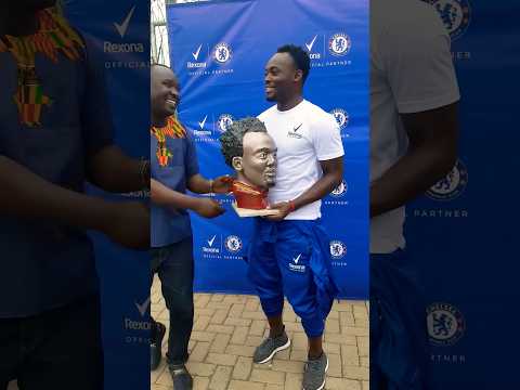 Wow! Michael Essien receives a gift statue from his fan 🇬🇭🫶❤️Ghana football Legend