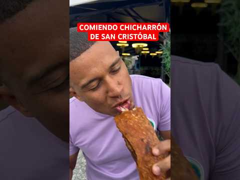 Comiendo los chicharrones de Delicias Food, en San Cristóbal