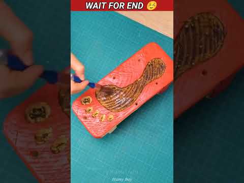 लड़की ने मोदी जी के लिए लकड़ी का चप्पल बना दी ? #shorts