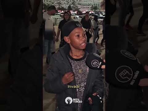 TORCEDOR DO CORINTHIANS INVADIU O GRAMADO PARA CONSEGUIR A CAMISA DE MEMPHIS DEPAY