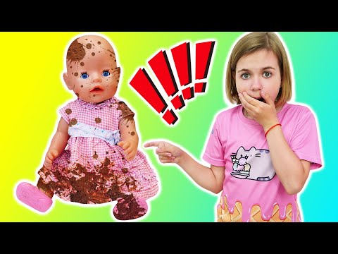 Giochi tra sorelle nella cucina giocattolo. Chi pulisce tutto? Scherzi per bambini con la bambola