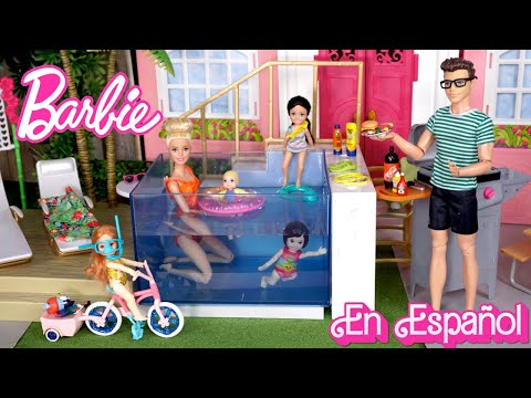 Familia Barbie y Ken Juegan en la Piscina Con Sus Bebes