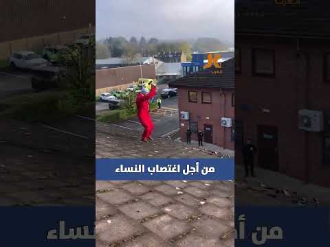 بريطاني يحطم ما يستطيع من سقف مصنع يُنتج فيه أجزاء صواريخ وطائرات مقاتلة مُصدَّرة للجيش الصهيوني.