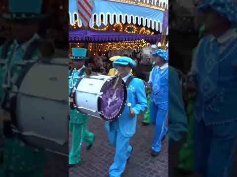 Extrayendo la espada de la piedra en Disneylandia #shorts