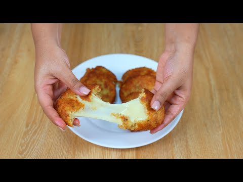 Tortitas de atún y queso doradas por fuera y suave por dentro.