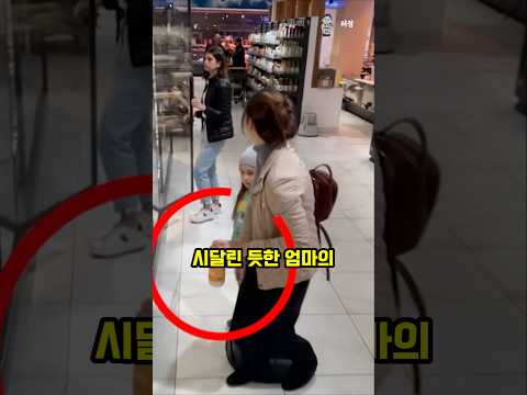 배고픈 아이 앞에서 빵을 뜯은 엄마