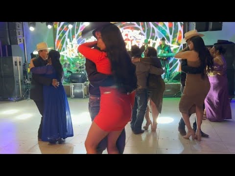 Bailando los Pajaritos en  Chihuahua México Con la Kustodia Norteña