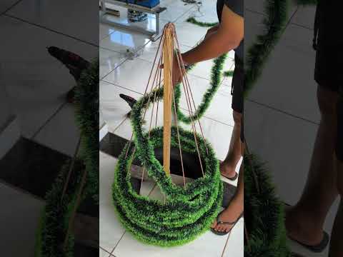 como fazer uma árvore de Natal com materiais recicláveis