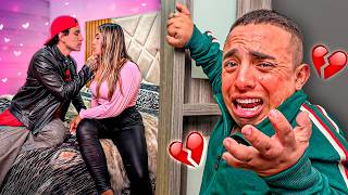 BESO a LA ESPOSA del ENANO a ESCONDIDAS *ME DESCUBREN