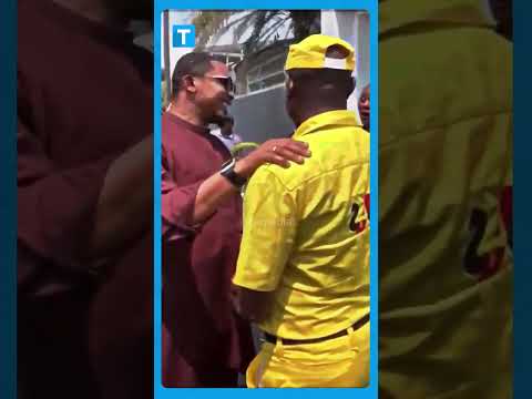Ketika Eto'o ketemu rekan timnya yang kini jadi satpam 😳 #sepakbola epakbola