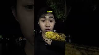 Orang Jepang makan jagung bakar di Jambi