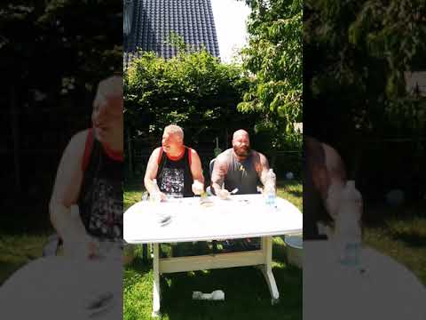 Chris und Adi machen SURSTRÖMMING CHALLENGE (Stinkefisch)