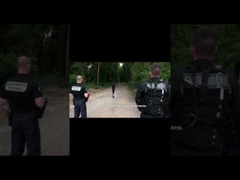 Il repars avec son cross devant la gendarmerie ! 😳👮♂️r2smoto #moto #cross #gendarmerie #police