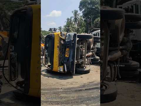 കിടക്കണത് കണ്ടാ 😭ബ്രേക്ക്‌ പോയതാ #villagelife #village #accidenttruck #police #fireforce #crane