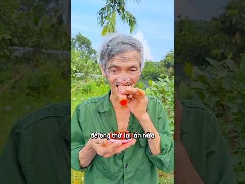 Ông nội mua 2 cây xúc xích ăn cùng cháu trai #shorts