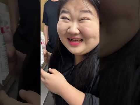我就没见过这么吃米线的 小吃都加啥啊喊到啥吃啥 第一次见烤冷面加火龙果 奇葩小吃 米线