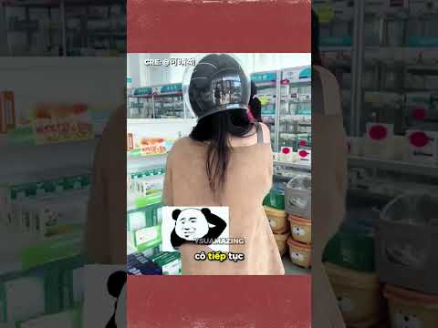 Cả bể cá đội trên đầu chạy xe máy