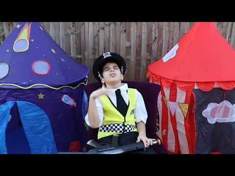 Police and Big Inflatable, les boys tv
