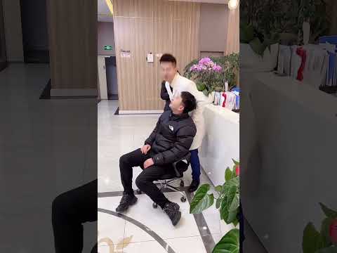 小伙子,你差点踏上大事了!#最温柔男医生