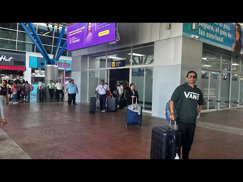 Youtubero Salvadoreño está en vivo desde el aeropuerto internacional de El Salvador