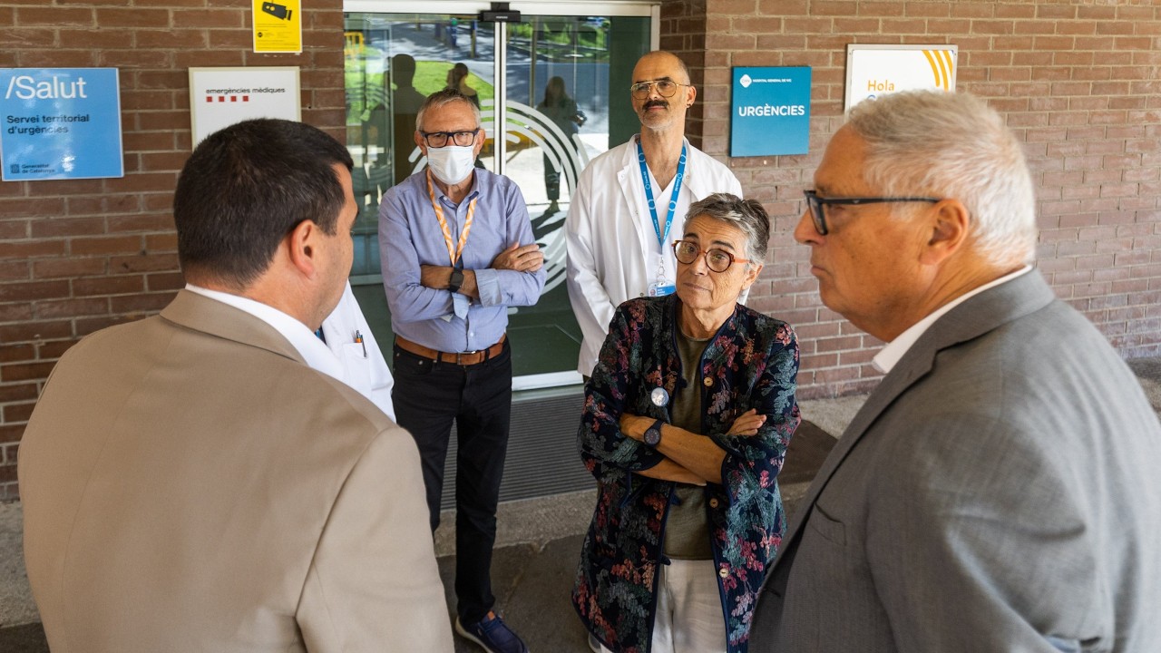 La consellera Pané visita el metge agredit a Torelló, estable a la UCI de l’Hospital de Vic